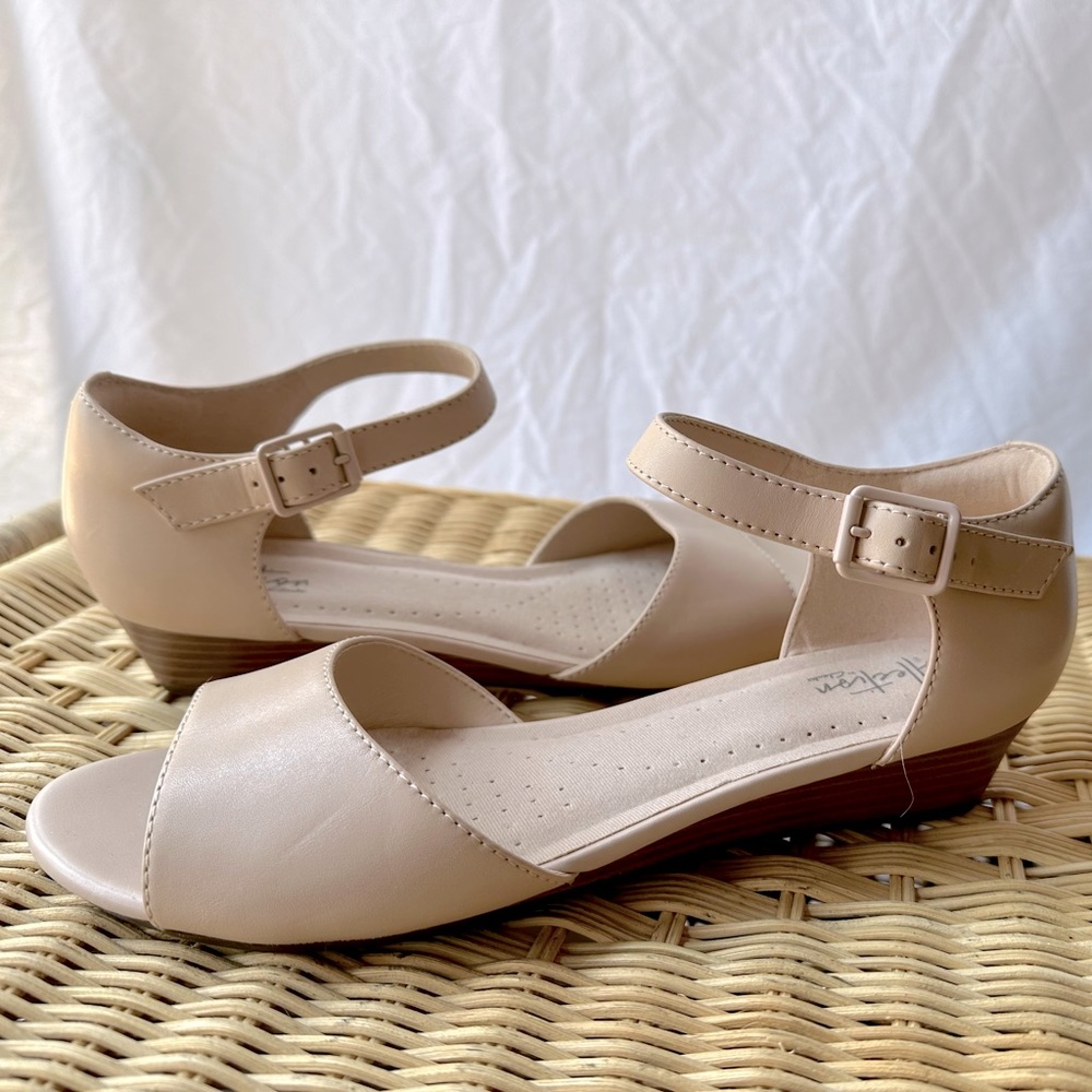 🔥 sale ⚡️⚡️NWOT Clark’s blush leather sandals. Size 9 1/2. 1 1/2 inch heel - Picture 2 of 7